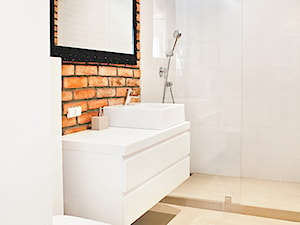 Ceglana łazienka - zdjęcie od Qbik Design