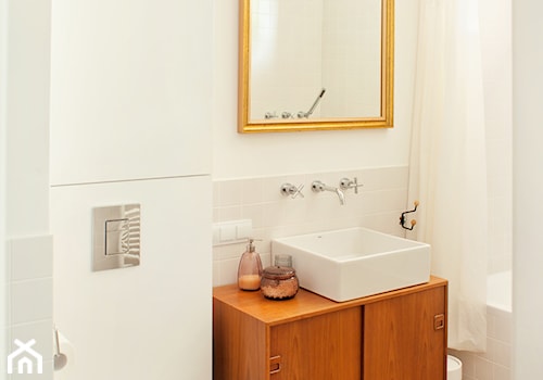 Szalone Retro - Mała bez okna łazienka, styl vintage - zdjęcie od Qbik Design