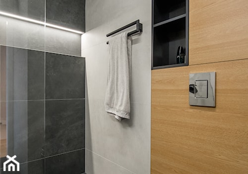 Osiedle Pod Zegarem - Mała bez okna łazienka, styl nowoczesny - zdjęcie od Qbik Design