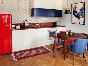 Back to the 60's - Mała otwarta z salonem z zabudowaną lodówką z lodówką wolnostojącą z nablatowym zlewozmywakiem kuchnia jednorzędowa z kompozytem na ścianie nad blatem kuchennym, styl vintage - zdjęcie od Qbik Design