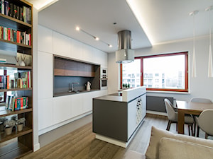 Kłobucka - Średnia z salonem biała z zabudowaną lodówką z podblatowym zlewozmywakiem kuchnia jednorzędowa z wyspą lub półwyspem z kompozytem na ścianie nad blatem kuchennym, styl nowoczesny - zdjęcie od Qbik Design