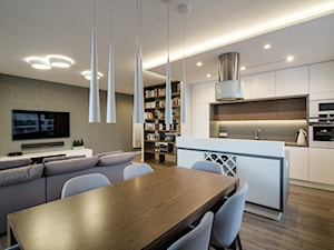 Kłobucka - Średnia z salonem szara z zabudowaną lodówką kuchnia jednorzędowa z wyspą lub półwyspem, styl nowoczesny - zdjęcie od Qbik Design