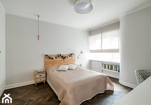 Żoliborz - Średnia szara z biurkiem sypialnia, styl skandynawski - zdjęcie od Qbik Design