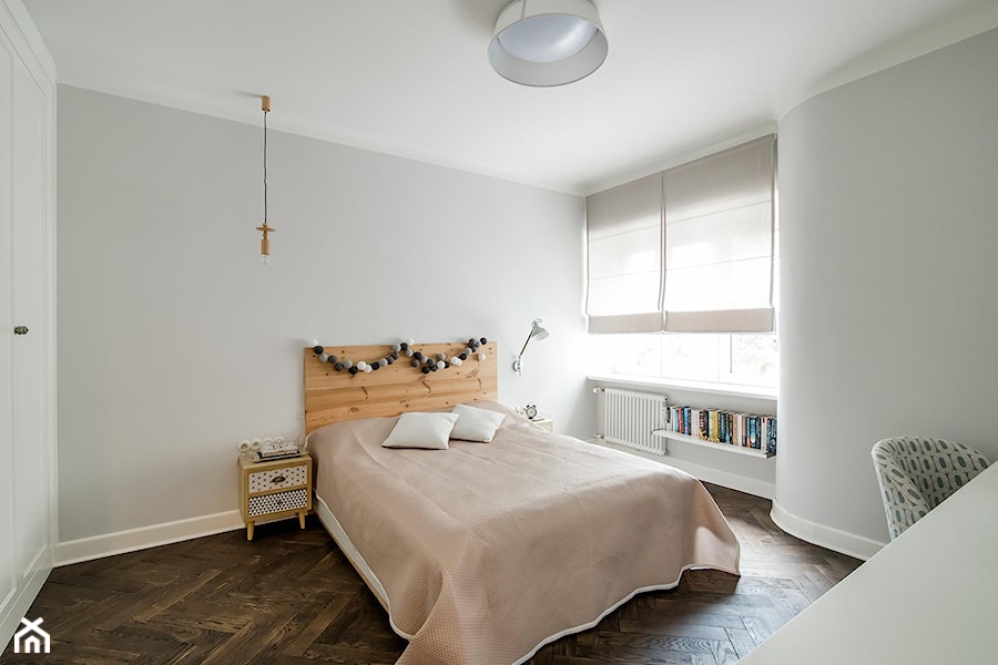 Żoliborz - Średnia szara z biurkiem sypialnia, styl skandynawski - zdjęcie od Qbik Design