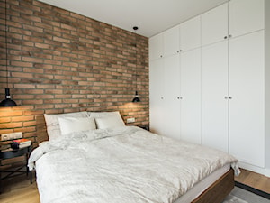 POMARAŃCZARNIA - Średnia brązowa szara sypialnia - zdjęcie od Qbik Design