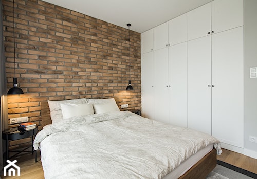 POMARAŃCZARNIA - Średnia brązowa szara sypialnia - zdjęcie od Qbik Design