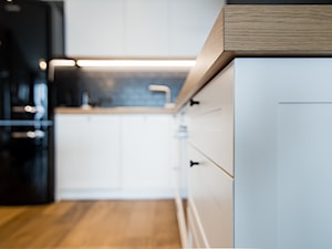 POMARAŃCZARNIA - Średnia z zabudowaną lodówką z lodówką wolnostojącą kuchnia w kształcie litery l - zdjęcie od Qbik Design