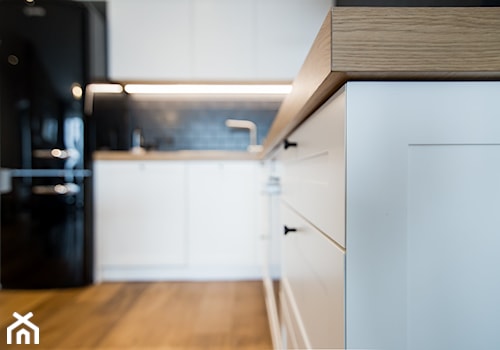 POMARAŃCZARNIA - Średnia z zabudowaną lodówką z lodówką wolnostojącą kuchnia w kształcie litery l - zdjęcie od Qbik Design