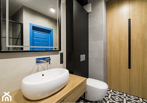 KAMION CROSS - Średnia bez okna z lustrem z punktowym oświetleniem łazienka - zdjęcie od Qbik Design