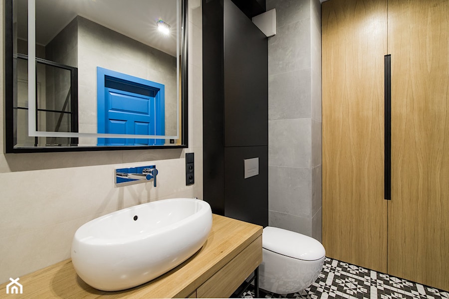 KAMION CROSS - Średnia bez okna z lustrem z punktowym oświetleniem łazienka - zdjęcie od Qbik Design