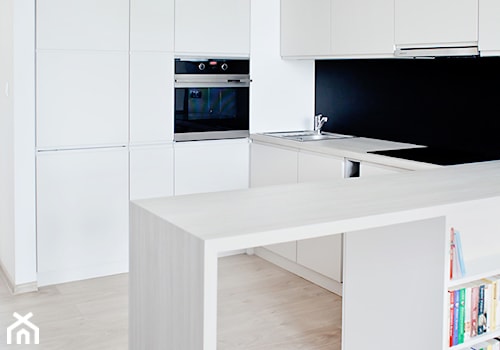 Ceglana łazienka + Kuchnia (Realizacja Hery) - Średnia otwarta z salonem czarna z zabudowaną lodówką z nablatowym zlewozmywakiem kuchnia w kształcie litery l w kształcie litery u, styl minimalistyczny - zdjęcie od Qbik Design