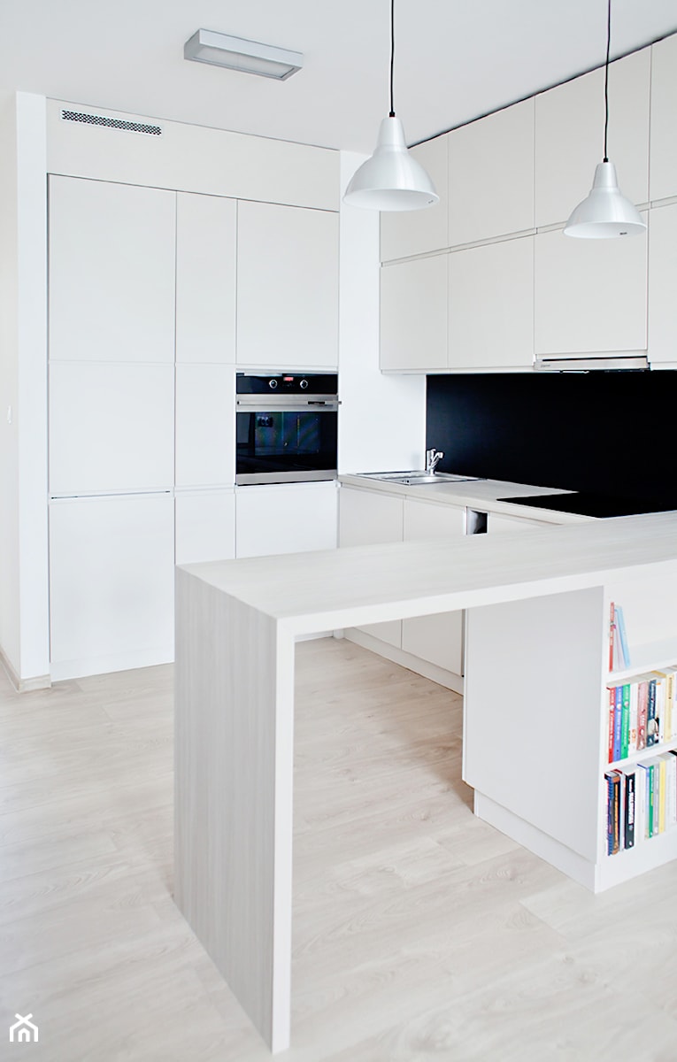 Ceglana łazienka + Kuchnia (Realizacja Hery) - Średnia otwarta z salonem czarna z zabudowaną lodówką z nablatowym zlewozmywakiem kuchnia w kształcie litery l w kształcie litery u, styl minimalistyczny - zdjęcie od Qbik Design