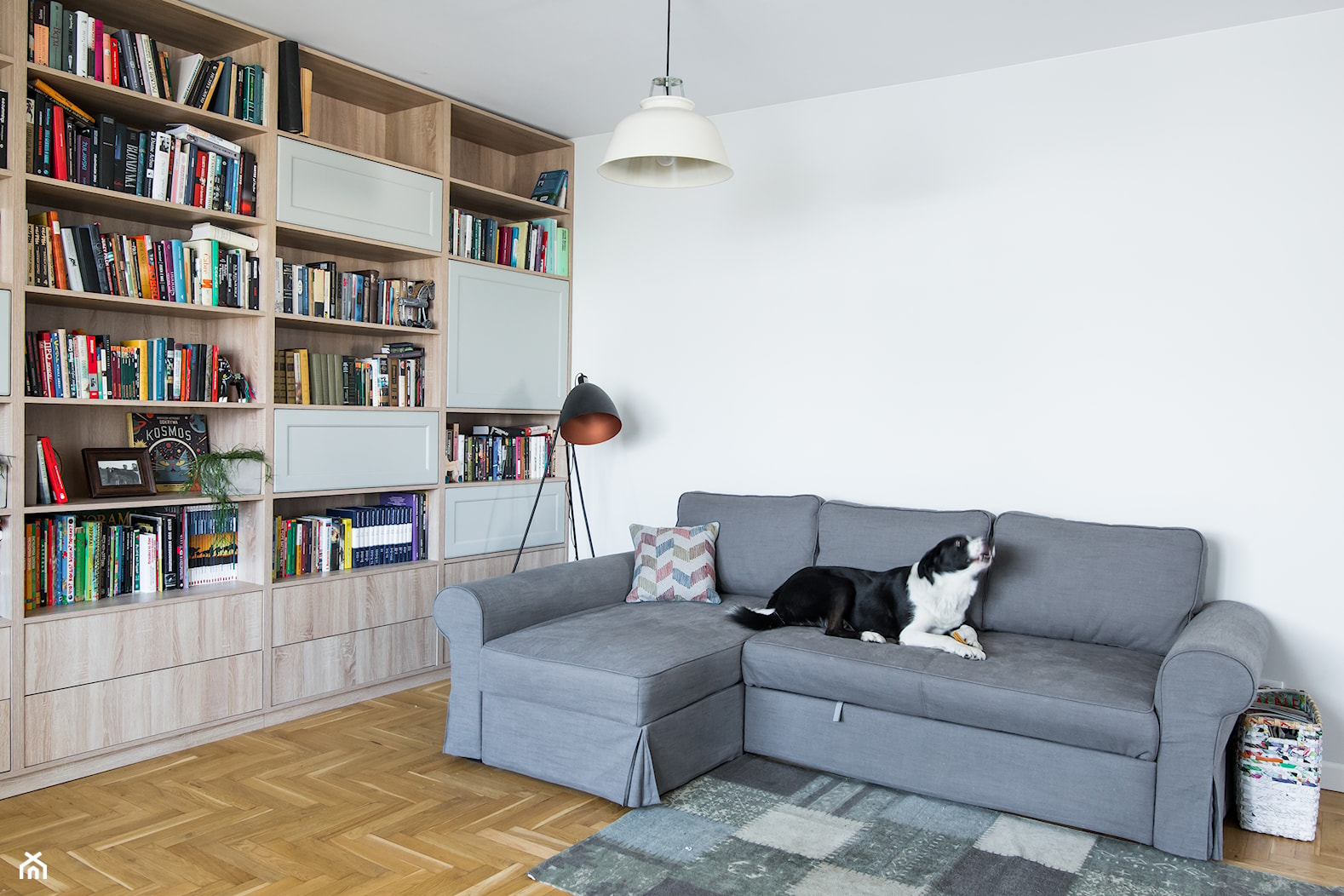 Puszczyka - Średni biały salon z bibiloteczką, styl nowoczesny - zdjęcie od Qbik Design - Homebook