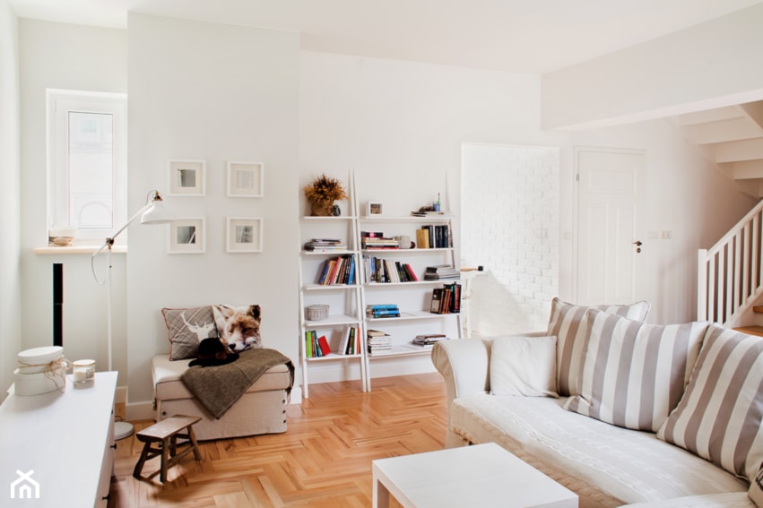 Ursynów - Mały biały salon - zdjęcie od Qbik Design