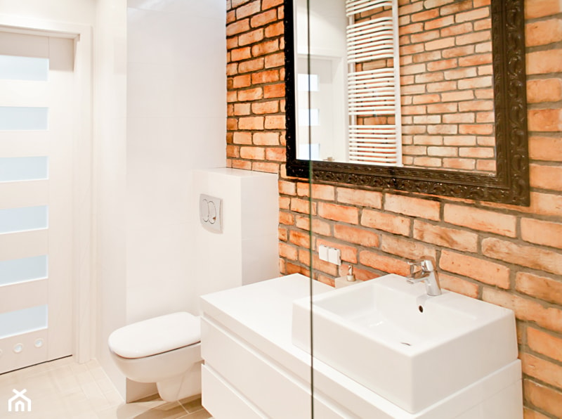Ceglana łazienka - zdjęcie od Qbik Design