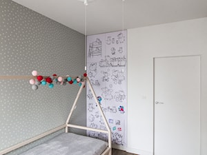 Kłobucka - Mały biały szary pokój dziecka dla dziecka dla chłopca dla dziewczynki, styl nowoczesny - zdjęcie od Qbik Design