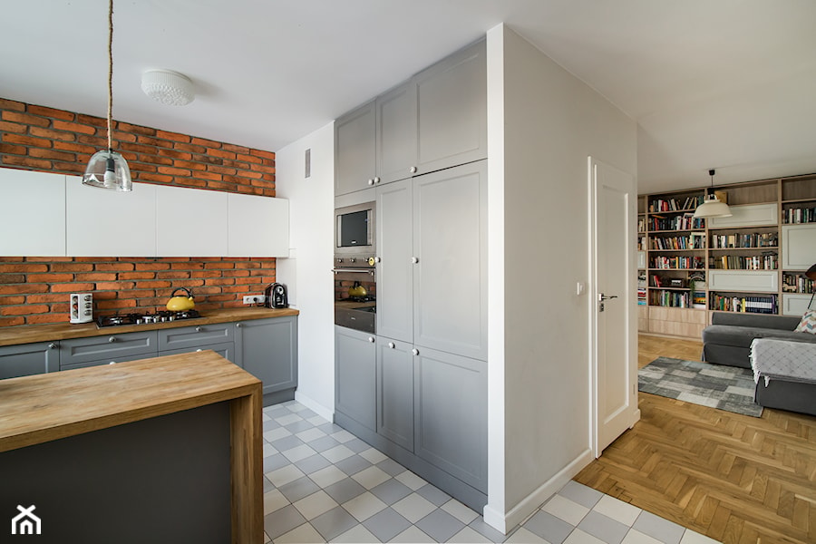 Puszczyka - Średnia otwarta z zabudowaną lodówką kuchnia w kształcie litery u w kształcie litery g, styl nowoczesny - zdjęcie od Qbik Design