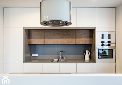 Kłobucka - Średnia otwarta z zabudowaną lodówką kuchnia jednorzędowa dwurzędowa, styl nowoczesny - zdjęcie od Qbik Design