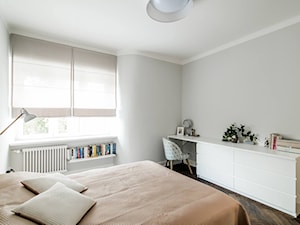 Żoliborz - Średnia szara sypialnia, styl skandynawski - zdjęcie od Qbik Design
