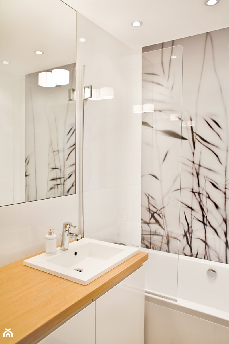 Realizacja - Kazubów - Średnia ze szkłem na ścianie z punktowym oświetleniem łazienka - zdjęcie od Qbik Design