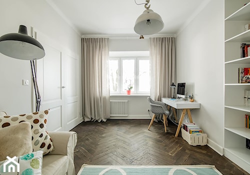 Żoliborz - Średnie w osobnym pomieszczeniu z sofą szare biuro, styl skandynawski - zdjęcie od Qbik Design