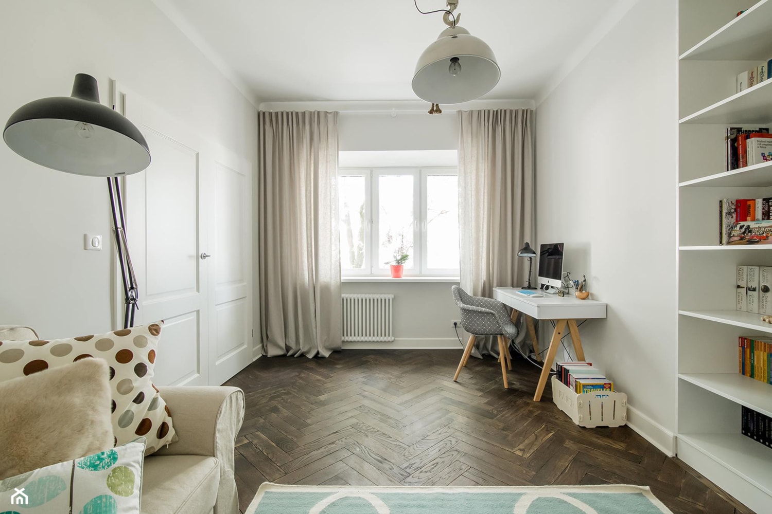 Żoliborz - Średnie w osobnym pomieszczeniu z sofą szare biuro, styl skandynawski - zdjęcie od Qbik Design - Homebook