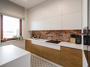 RYDYGIERA - Średnia z salonem biała z zabudowaną lodówką z nablatowym zlewozmywakiem kuchnia w kształcie litery l z oknem - zdjęcie od Qbik Design