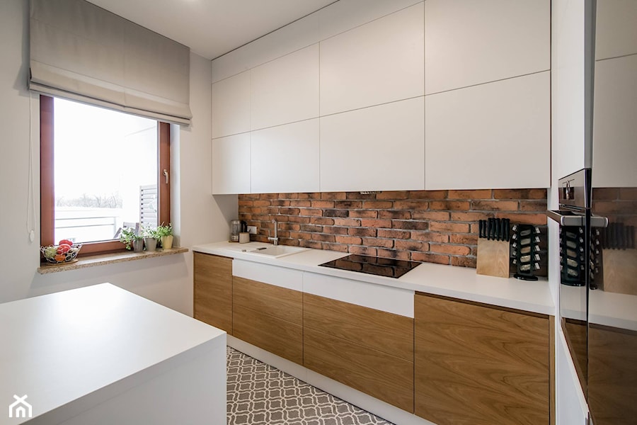 RYDYGIERA - Średnia z salonem biała z zabudowaną lodówką z nablatowym zlewozmywakiem kuchnia w kształcie litery l z oknem - zdjęcie od Qbik Design