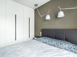 Kłobucka - Mała brązowa sypialnia, styl nowoczesny - zdjęcie od Qbik Design