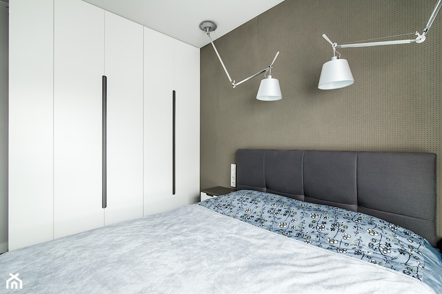 Kłobucka - Mała brązowa sypialnia, styl nowoczesny - zdjęcie od Qbik Design