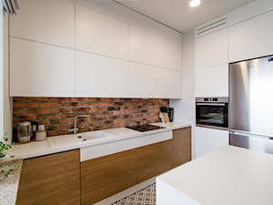RYDYGIERA - Średnia zamknięta z salonem biała z zabudowaną lodówką z nablatowym zlewozmywakiem kuchnia w kształcie litery l z oknem - zdjęcie od Qbik Design