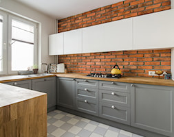 Puszczyka - Średnia otwarta z salonem biała z zabudowaną lodówką z nablatowym zlewozmywakiem kuchni ... - zdjęcie od Qbik Design - Homebook