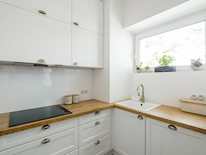 Żoliborz - Mała średnia otwarta zamknięta biała z zabudowaną lodówką z nablatowym zlewozmywakiem kuchnia w kształcie litery l z oknem, styl skandynawski - zdjęcie od Qbik Design