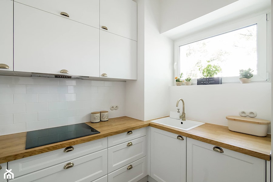 Żoliborz - Mała średnia otwarta zamknięta biała z zabudowaną lodówką z nablatowym zlewozmywakiem kuchnia w kształcie litery l z oknem, styl skandynawski - zdjęcie od Qbik Design