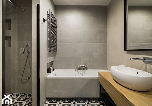 KAMION CROSS - Średnia bez okna z lustrem z punktowym oświetleniem łazienka, styl nowoczesny - zdjęcie od Qbik Design