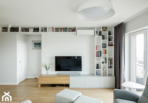 Osiedle Pod Zegarem - Średni biały salon z tarasem / balkonem z bibiloteczką, styl nowoczesny - zdjęcie od Qbik Design