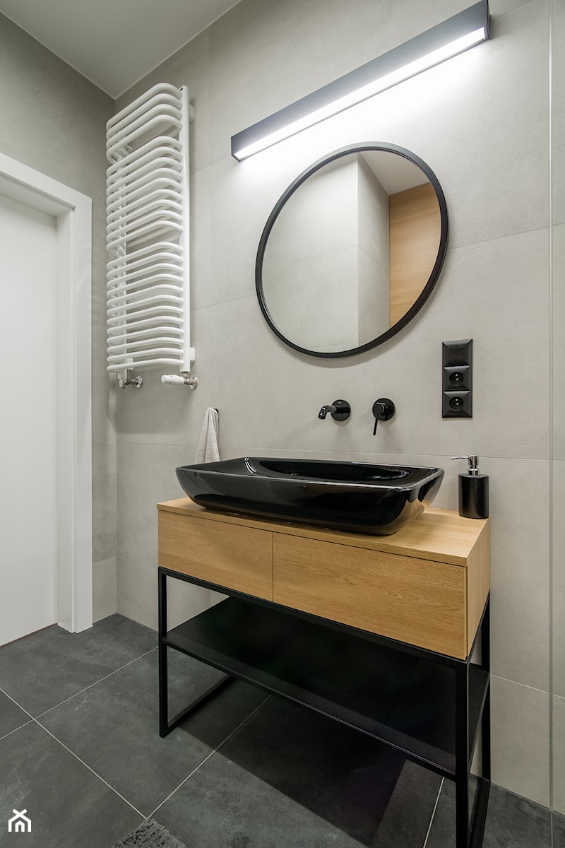 Osiedle Pod Zegarem - Bez okna z lustrem łazienka, styl nowoczesny - zdjęcie od Qbik Design