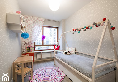 Kłobucka - Mały szary pokój dziecka dla dziecka dla chłopca dla dziewczynki, styl nowoczesny - zdjęcie od Qbik Design