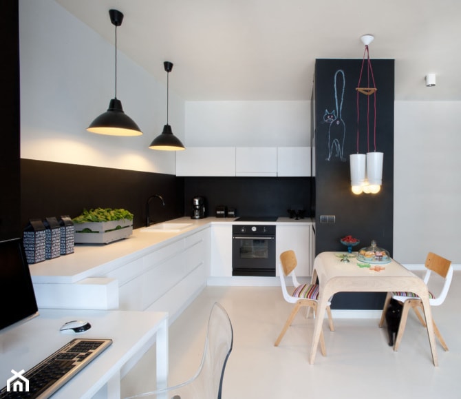 WILANÓW - Średnia otwarta biała czarna z zabudowaną lodówką z nablatowym zlewozmywakiem kuchnia w kształcie litery l, styl nowoczesny - zdjęcie od Sic!