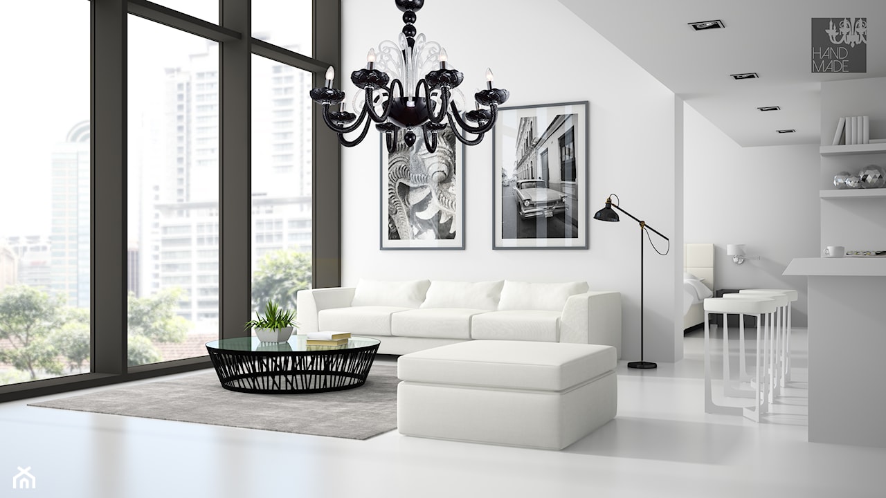 klasyczna lampa wisząca w nowoczesnym salonie z białą sofą