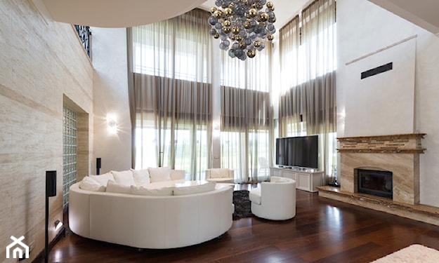 wysoki nowoczesny salon z białą sofą 