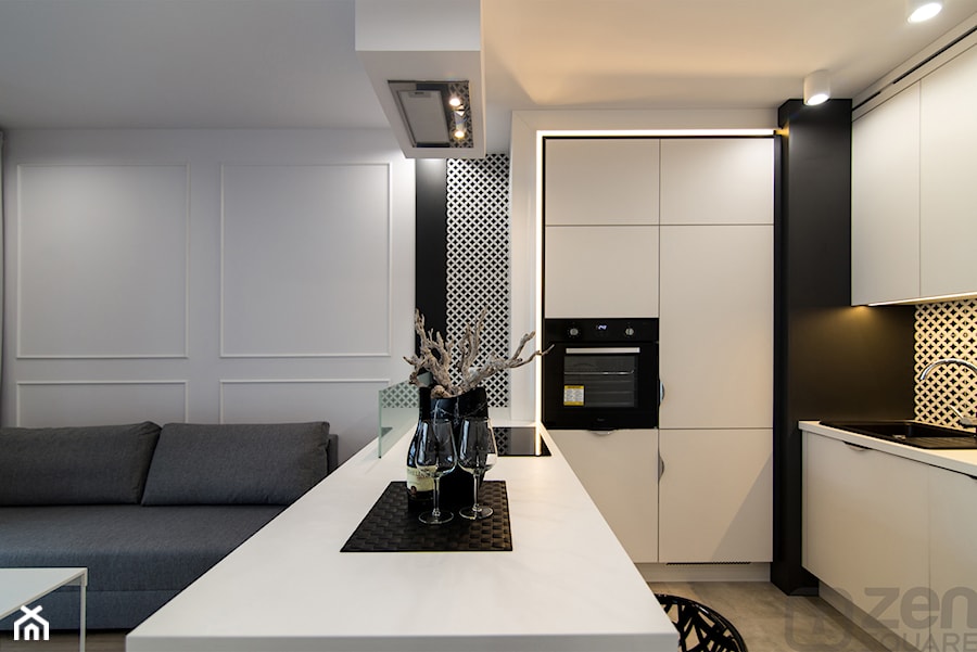 BLACK & WHITE - Średnia zamknięta z salonem z kamiennym blatem biała czarna z zabudowaną lodówką z nablatowym zlewozmywakiem kuchnia w kształcie litery u - zdjęcie od studio wnętrz URBAN-DESIGN Aleksandra Urban