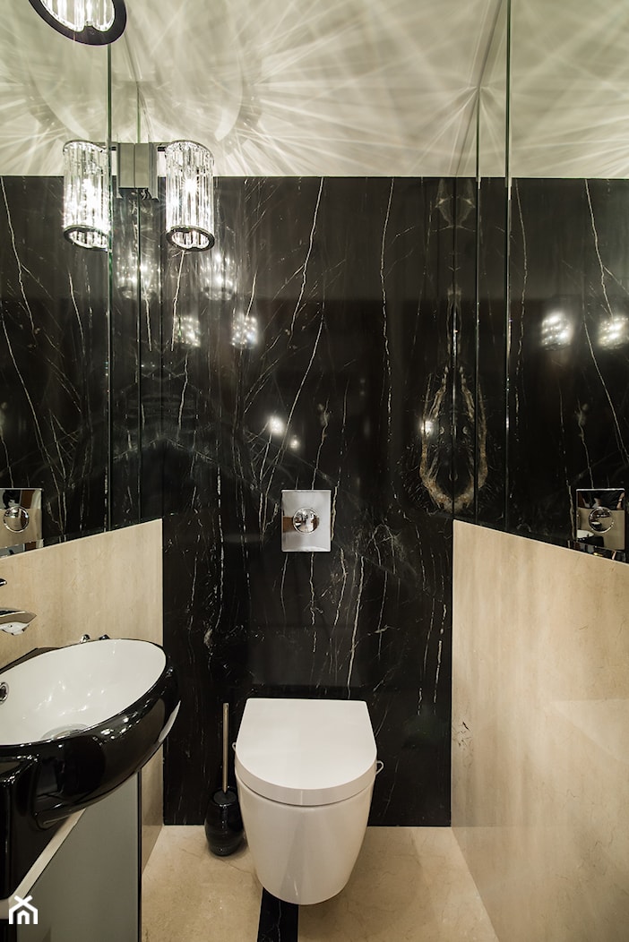 Elegancki dom w barwach ziemi - Średnia z lustrem z marmurową podłogą łazienka, styl nowoczesny - zdjęcie od studio wnętrz URBAN-DESIGN Aleksandra Urban - Homebook