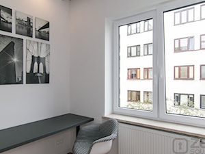 CZARNY MAT - Małe z zabudowanym biurkiem białe biuro - zdjęcie od studio wnętrz URBAN-DESIGN Aleksandra Urban