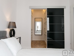 CZARNY MAT - Mała biała sypialnia z garderobą - zdjęcie od studio wnętrz URBAN-DESIGN Aleksandra Urban