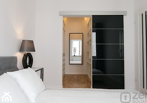 CZARNY MAT - Mała biała sypialnia z garderobą - zdjęcie od studio wnętrz URBAN-DESIGN Aleksandra Urban