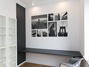 CZARNY MAT - Małe w osobnym pomieszczeniu z zabudowanym biurkiem białe czarne biuro - zdjęcie od studio wnętrz URBAN-DESIGN Aleksandra Urban