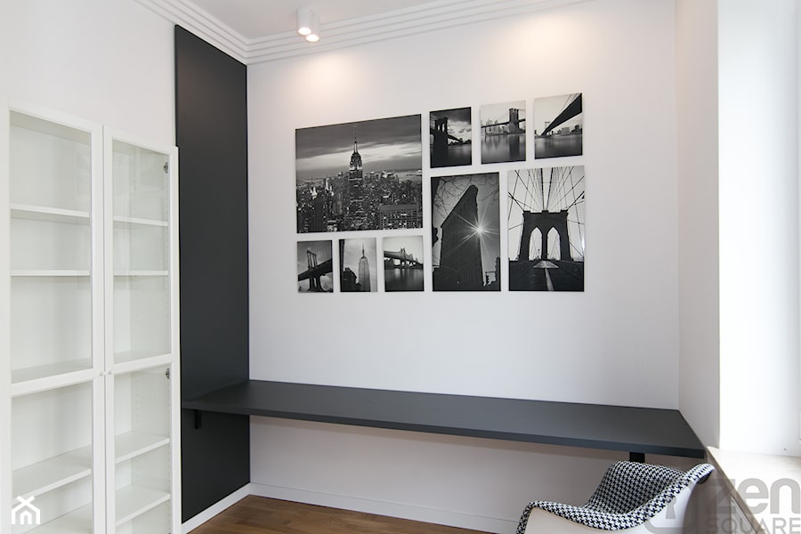 CZARNY MAT - Małe w osobnym pomieszczeniu z zabudowanym biurkiem białe czarne biuro - zdjęcie od studio wnętrz URBAN-DESIGN Aleksandra Urban