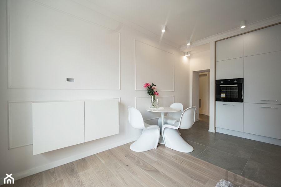 ELEGANCKA PRZESTRZEŃ DLA DWOJGA - Mała biała jadalnia w kuchni, styl nowoczesny - zdjęcie od studio wnętrz URBAN-DESIGN Aleksandra Urban