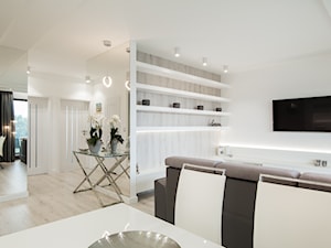 LUSTRZANY BLASK - Średni biały salon z jadalnią z tarasem / balkonem, styl nowoczesny - zdjęcie od studio wnętrz URBAN-DESIGN Aleksandra Urban